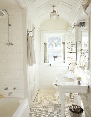 White-bathroom-MKOVR0405-de-629976522