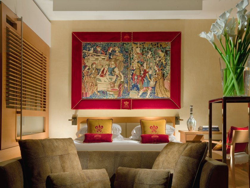 1377078038_MeierCornerSuiteBed