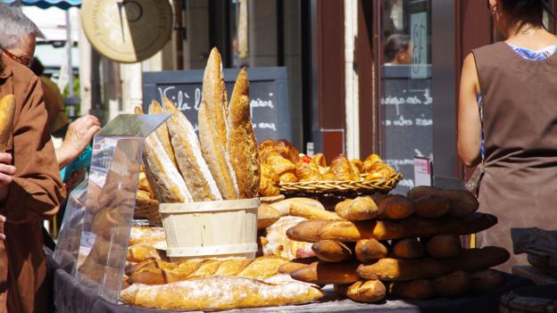 E6JFFK Bread stall in Dijon France