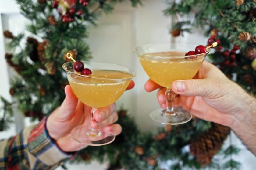 original_kristin-guy-christmas-dinner-ginger-bell-cocktail-jpg-rend-hgtvcom-966-644