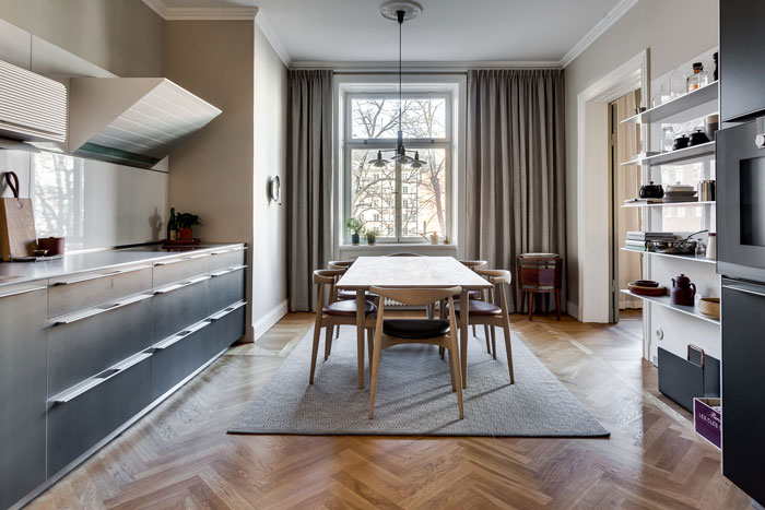 elegant-swedish-apartment-filled-with-design-classics-02