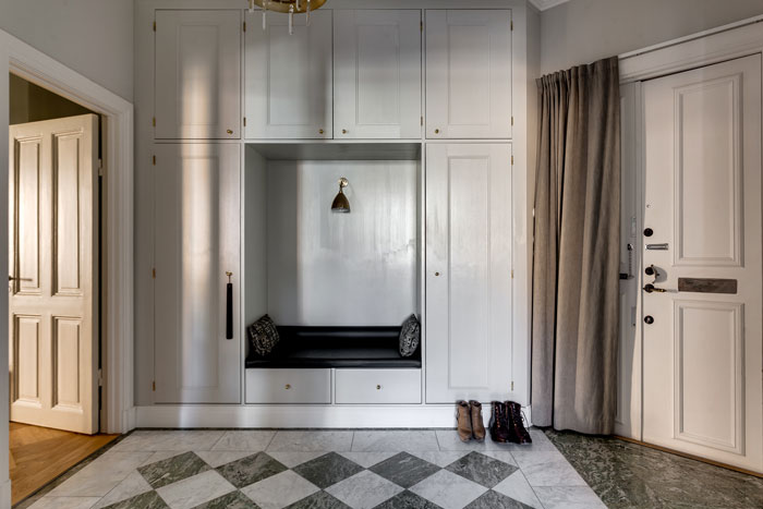 elegant-swedish-apartment-filled-with-design-classics-12